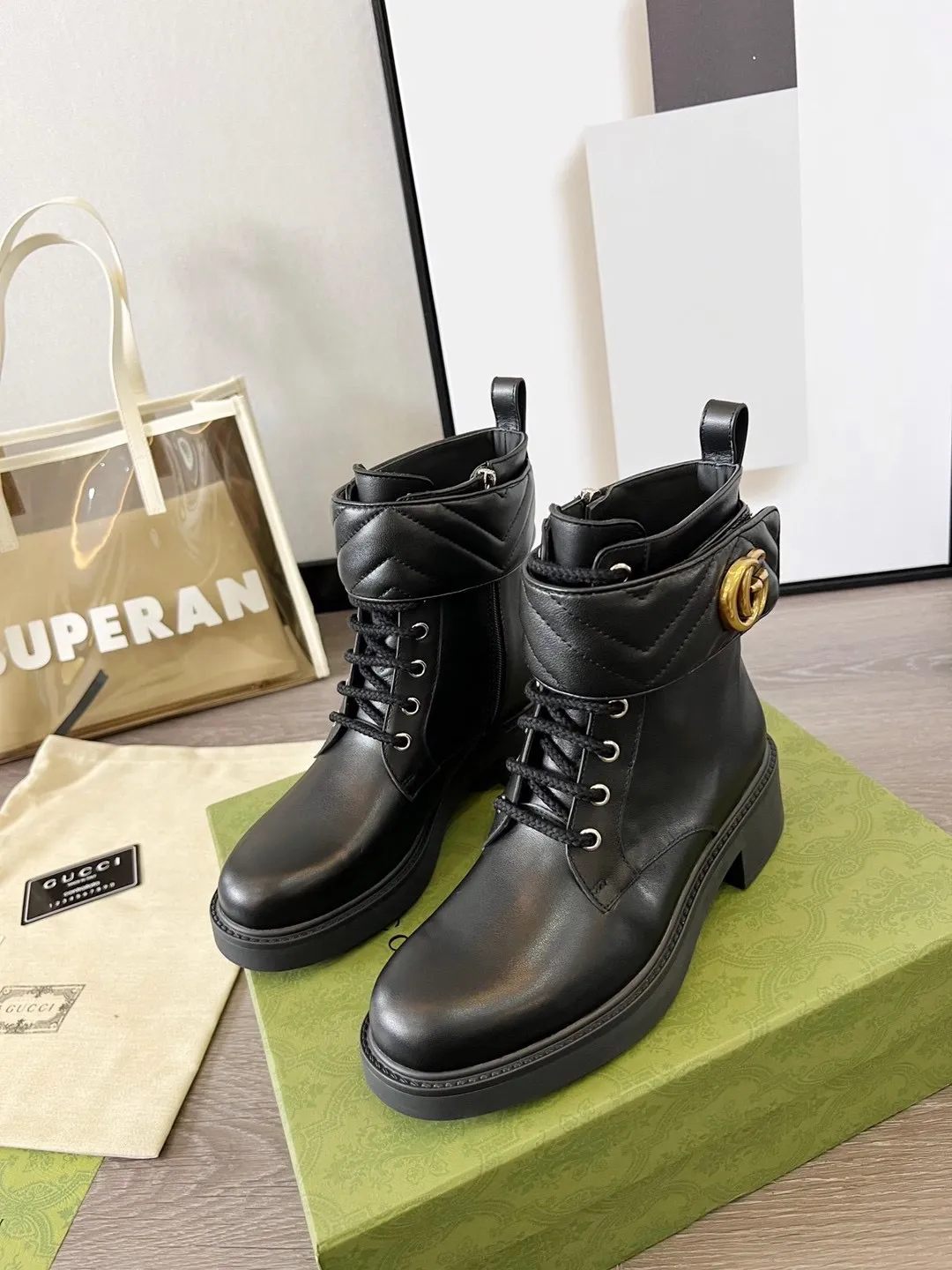 👟👟Ex-factory price 560👟👟 Autumn and winter GUCCI double G ankle boots original model opening✅ Full oil edges and metal chain details, a pull strap at the back for easy putting on and taking off, elastic design on both sides, full of high-end sense [strong] Fabric: cowhide🐂 Inner/foot pads: high-end cowhide🐂 Little Bee GUCCI TPU outsole Heel height 4cm Color: black Code number: 35-41 (41 needs to be customized) Packaging: Comes with card and cloth bag.